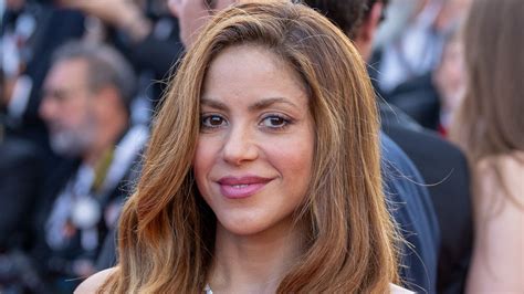 Shakira, 47, showcases her tiny waistline in a fringed。